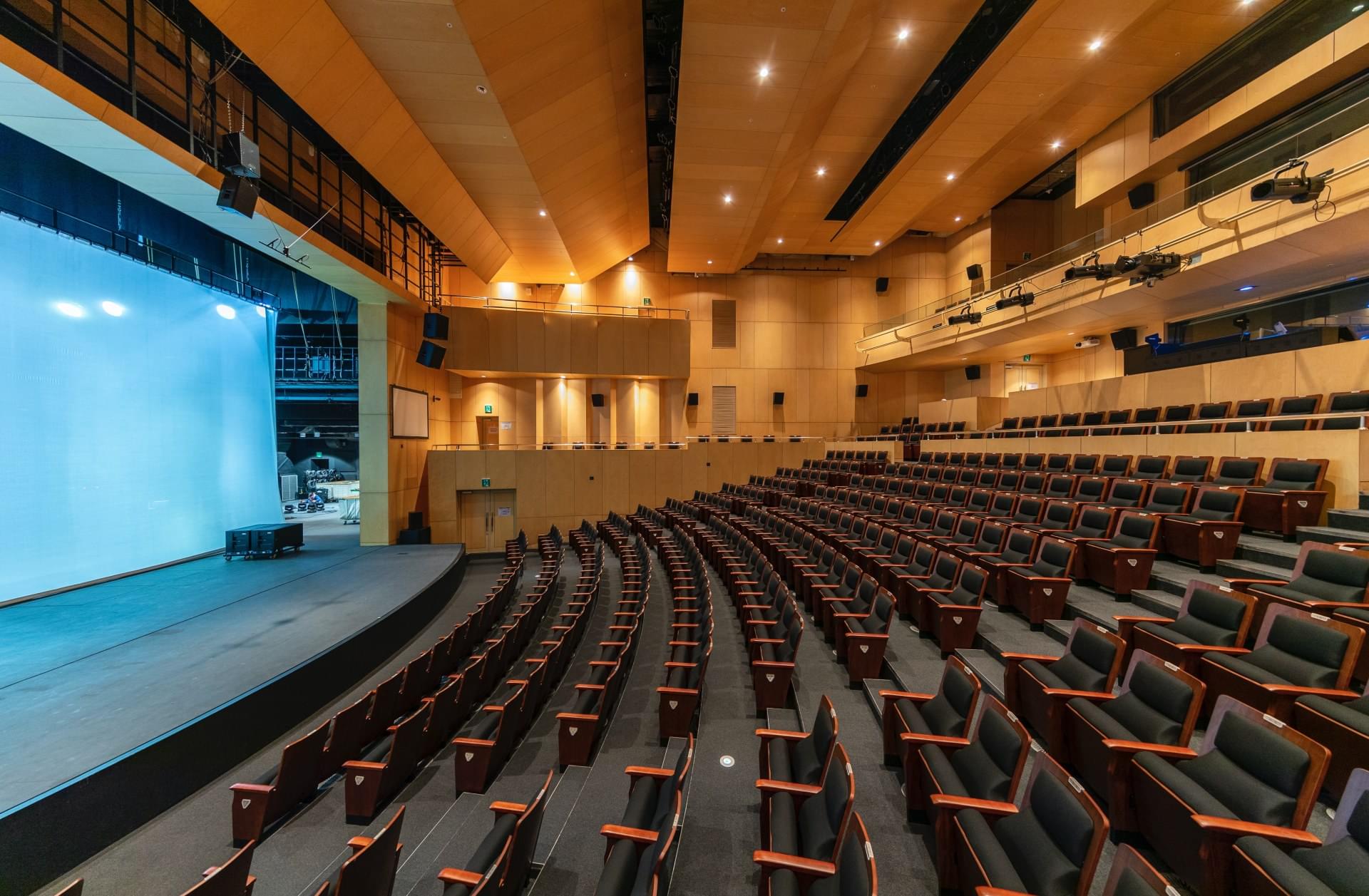 Konferans salonu ses yalıtımı, akustik panel duvar uygulaması
